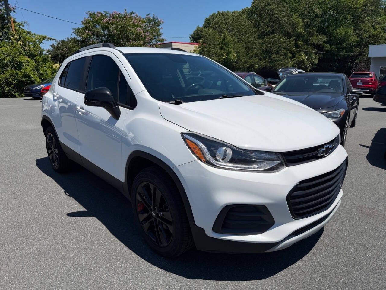 Used 2022 Chevrolet Trax LT w/ Redline Edition AWD/4WD image 3