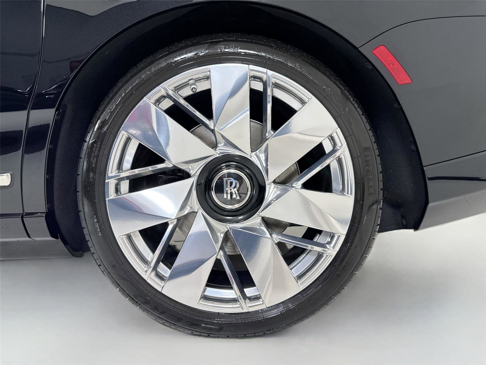 Used 2025 Rolls-Royce Cullinan AWD/4WD image 40