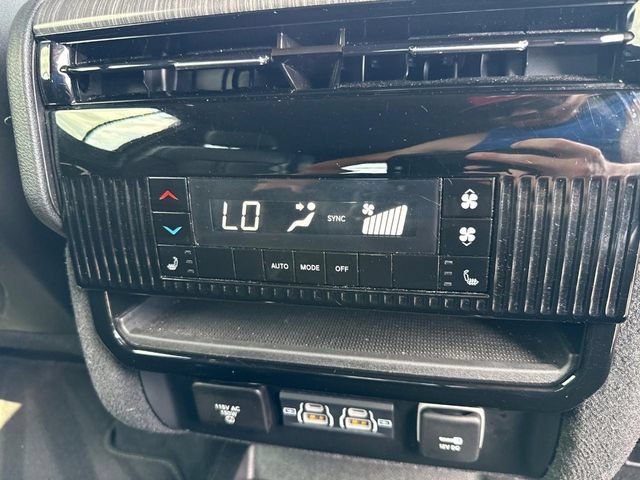 Used 2024 Jeep Wagoneer Series III AWD/4WD image 15