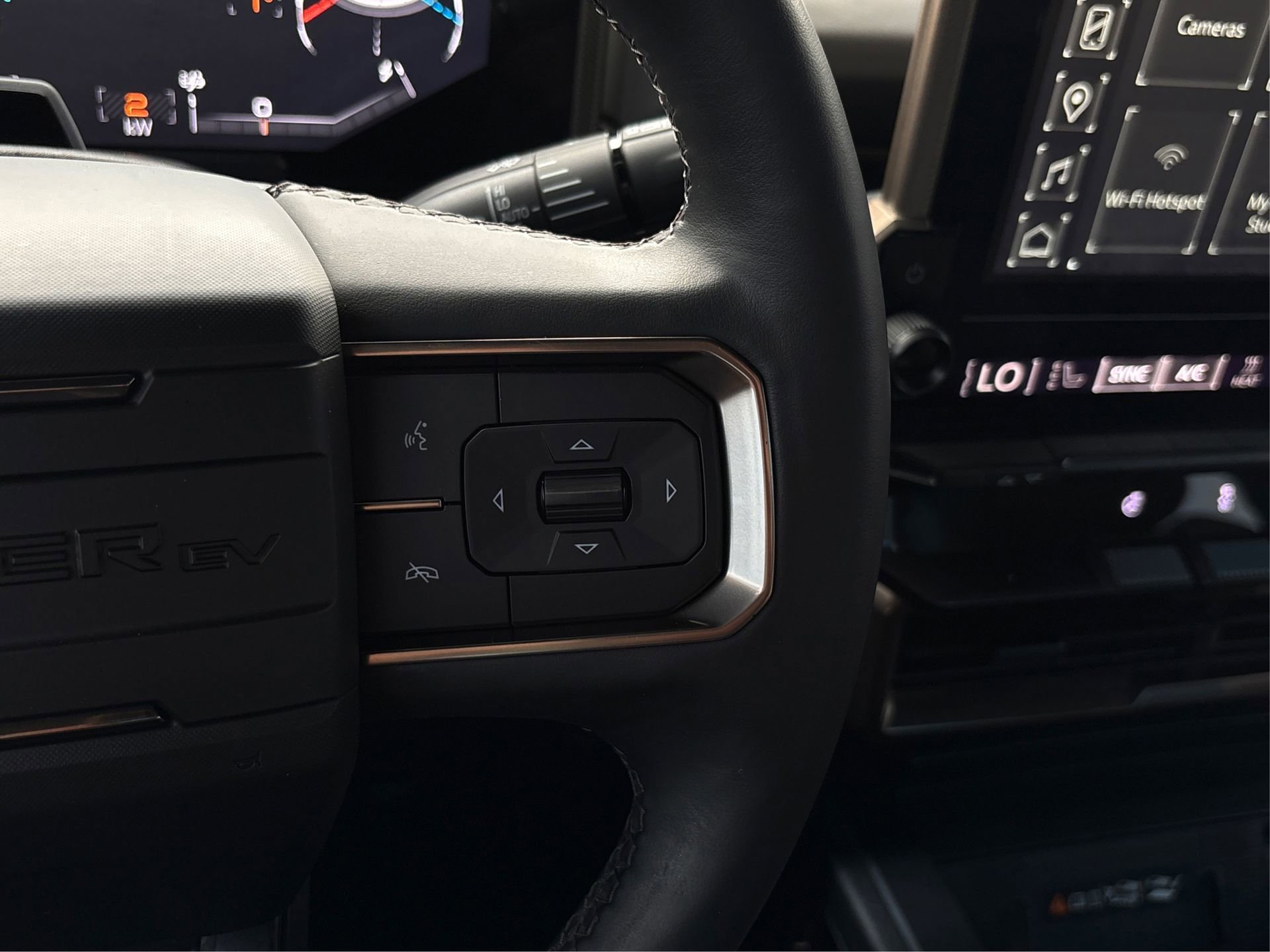 Used 2024 GMC Hummer EV 3X w/ LPO, Roof Cross Rail Package image 29