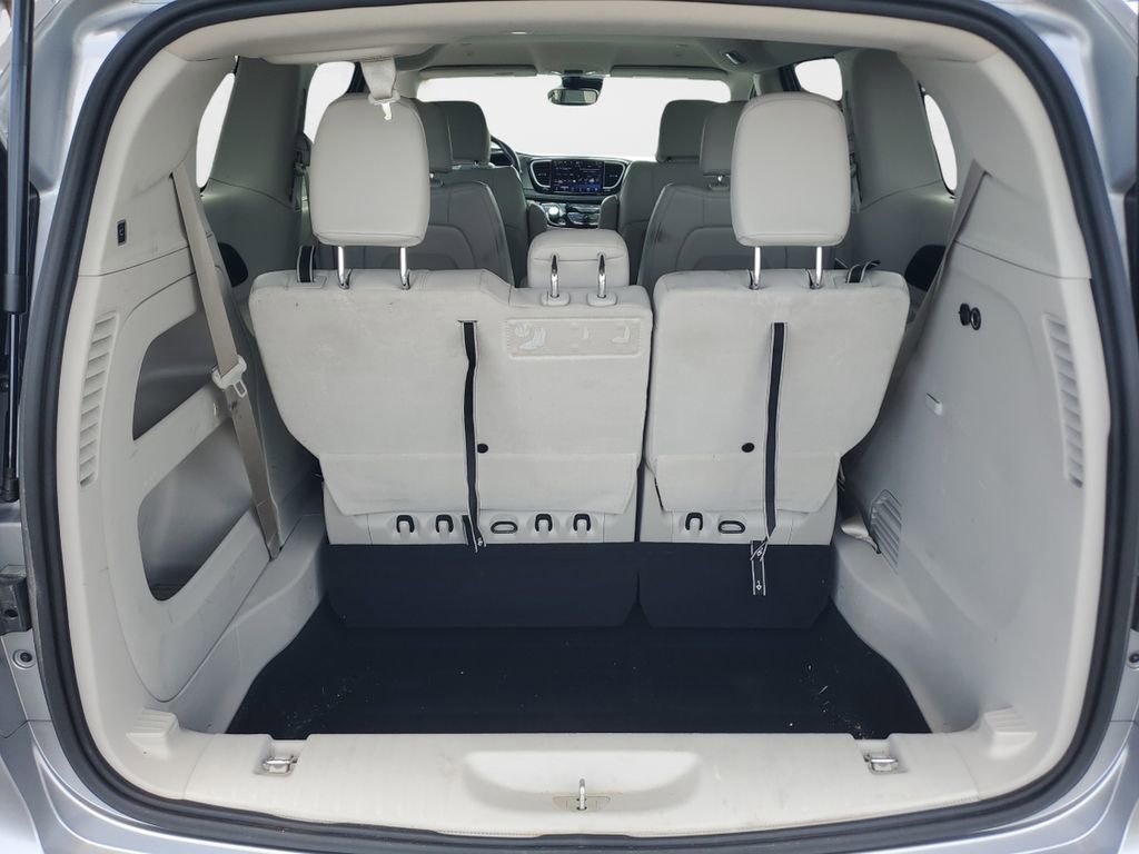 Used 2021 Chrysler Pacifica Touring-L FWD image 10