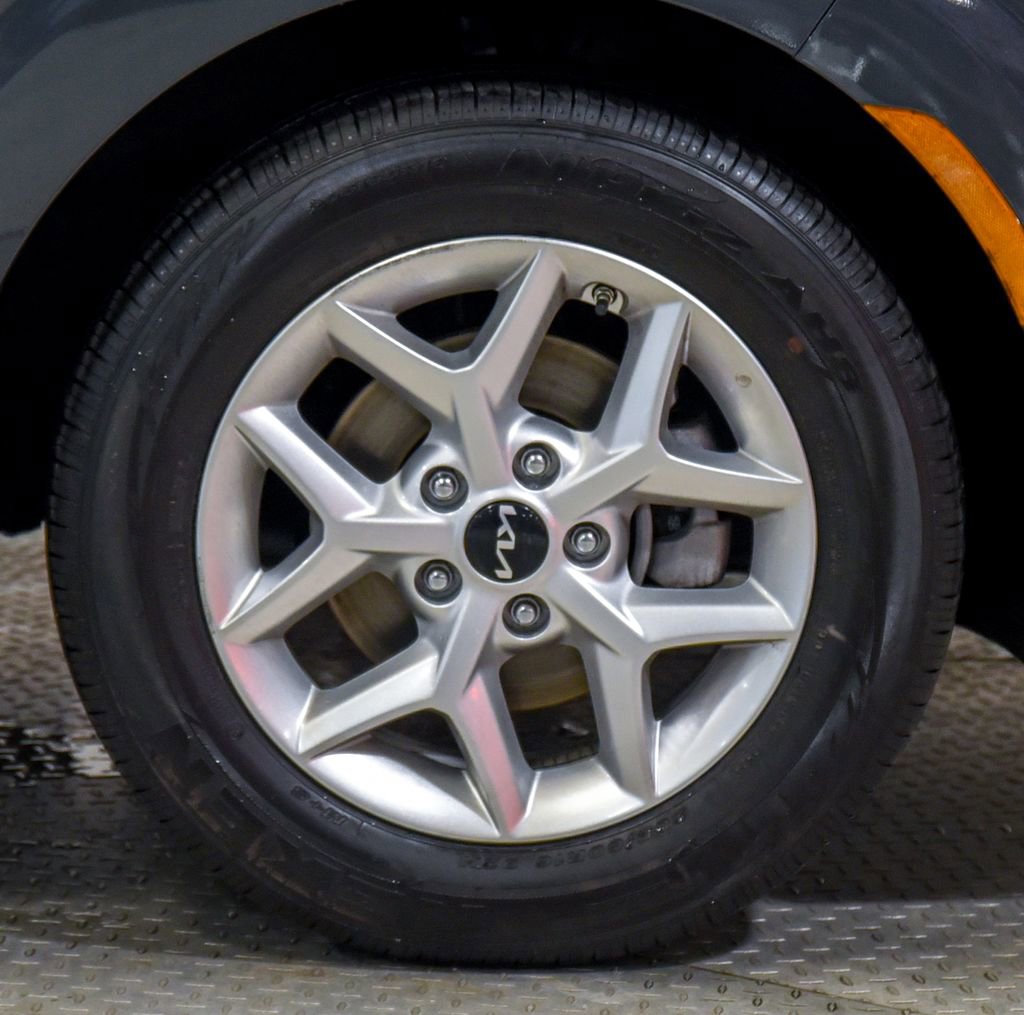 Used 2025 Kia Soul LX w/ LX Technology Package FWD image 16