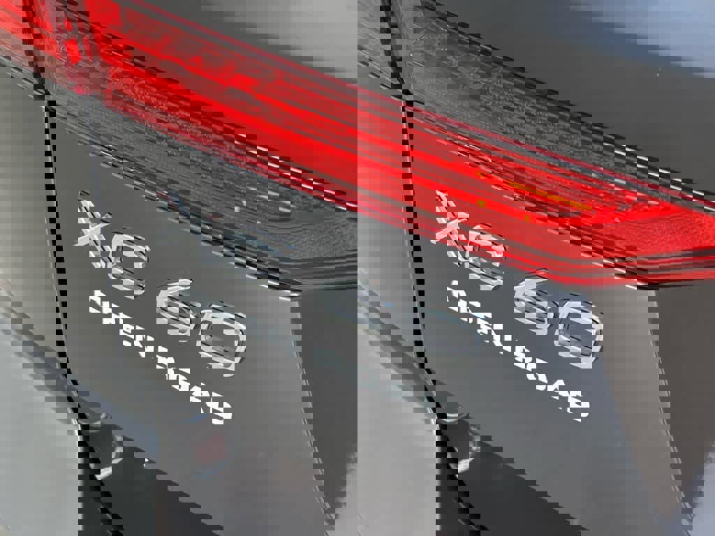 Used 2022 Volvo XC60 B6 Inscription image 16