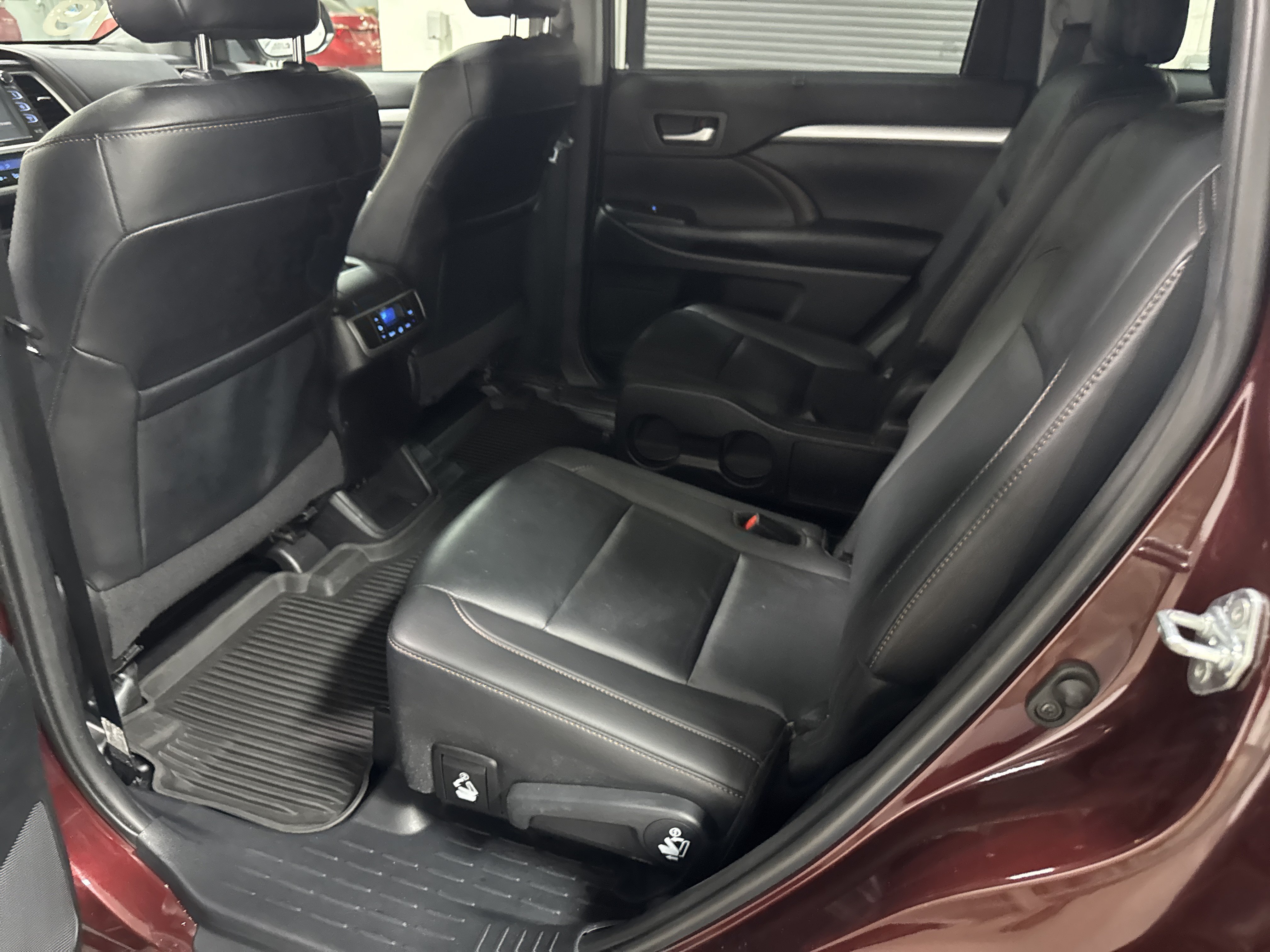 Used 2019 Toyota Highlander XLE AWD/4WD image 30