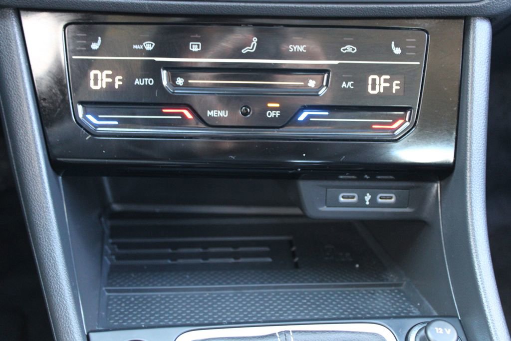 Used 2025 Volkswagen Jetta SE w/ Sunroof Package FWD image 17