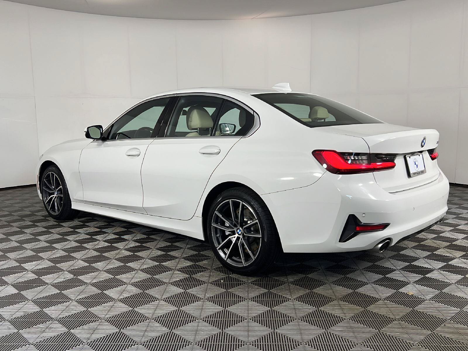 Used 2019 BMW 330i xDrive Sedan w/ Convenience Package AWD/4WD image 9