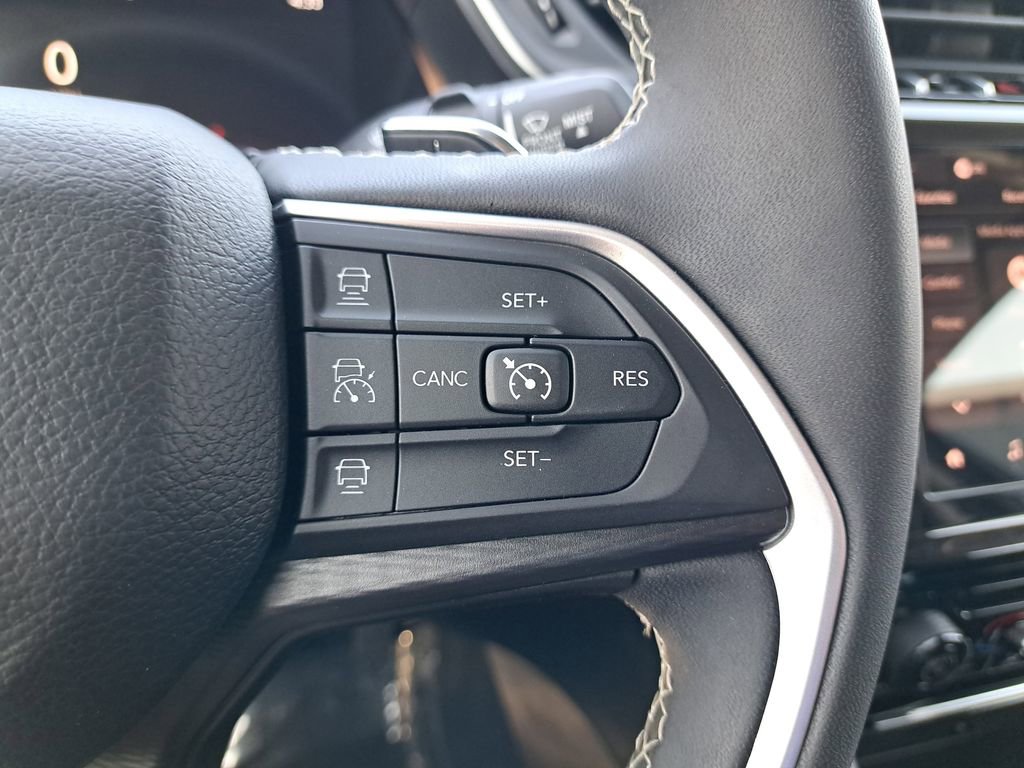 Used 2023 Jeep Grand Cherokee L Laredo image 30