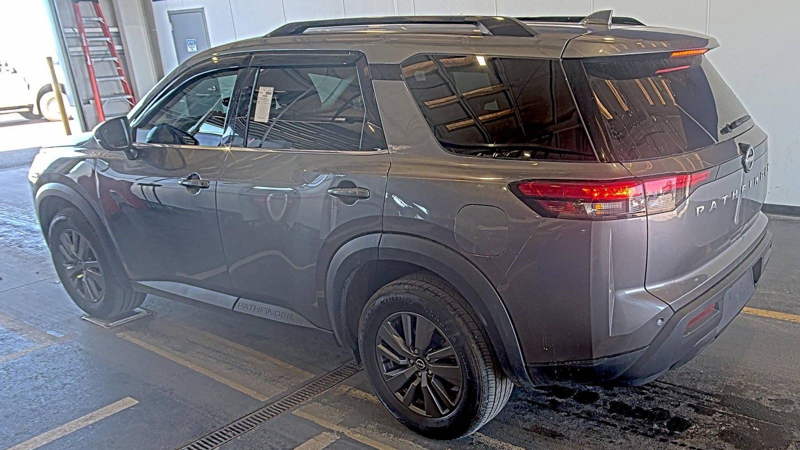 Used 2024 Nissan Pathfinder SV image 8