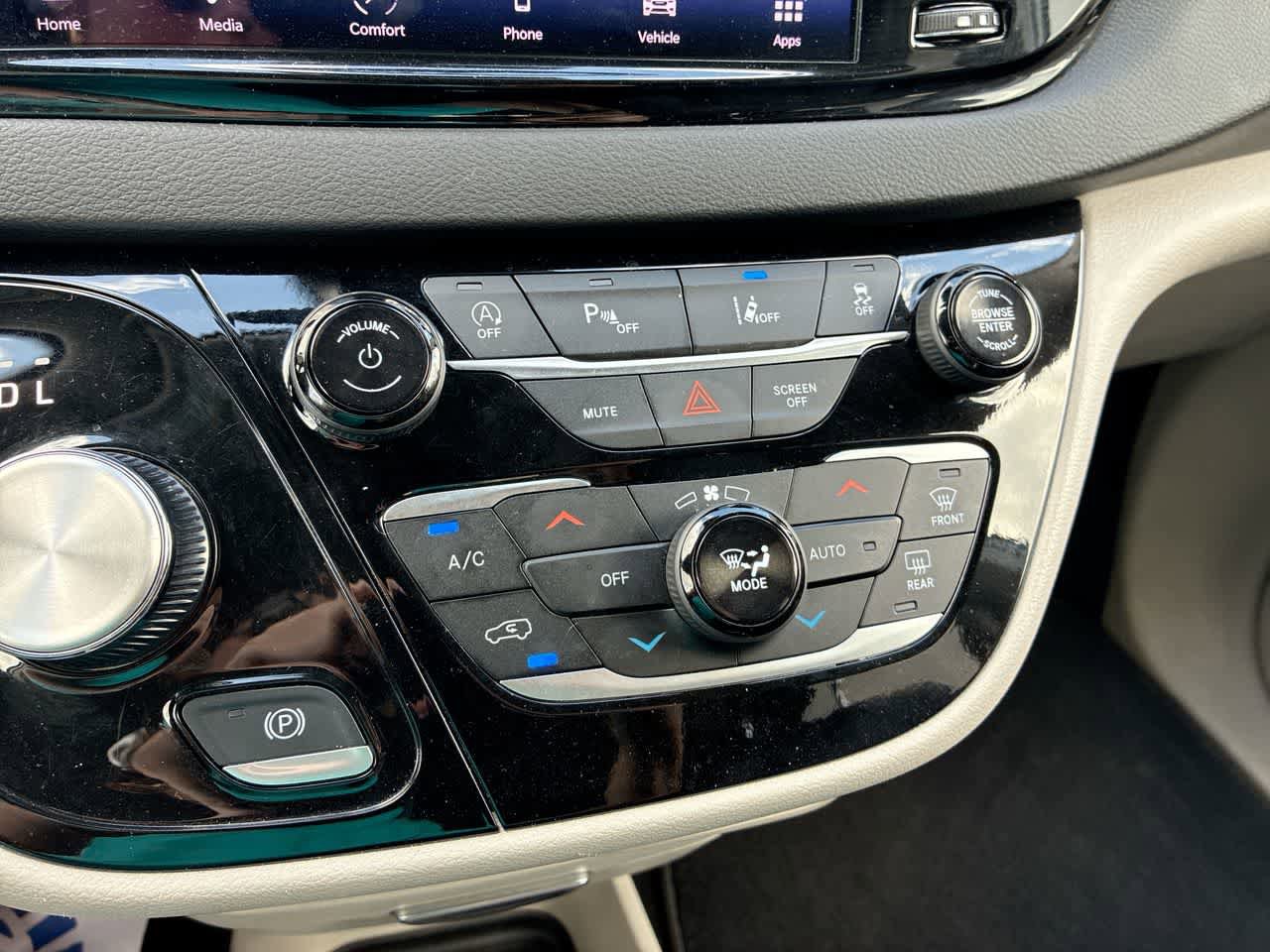 Used 2024 Chrysler Pacifica Touring-L image 17