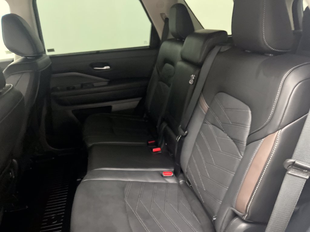 Certified 2025 Nissan Pathfinder Platinum w/ Cargo Package AWD/4WD image 13