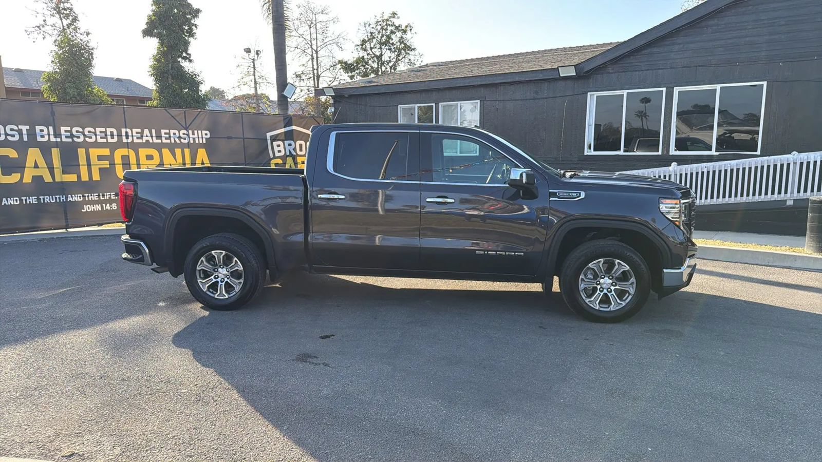 Used 2025 GMC Sierra 1500 SLT RWD image 9