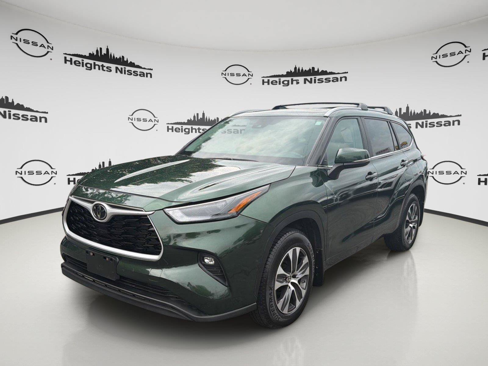 Used 2023 Toyota Highlander XLE AWD/4WD image 1