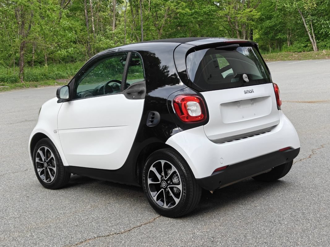 Used 2017 smart fortwo passion RWD image 6