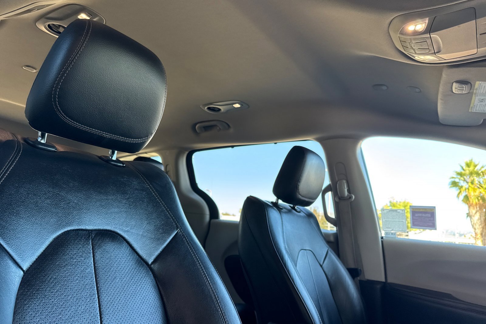 Used 2020 Chrysler Pacifica Touring-L w/ Tire & Wheel Group image 17