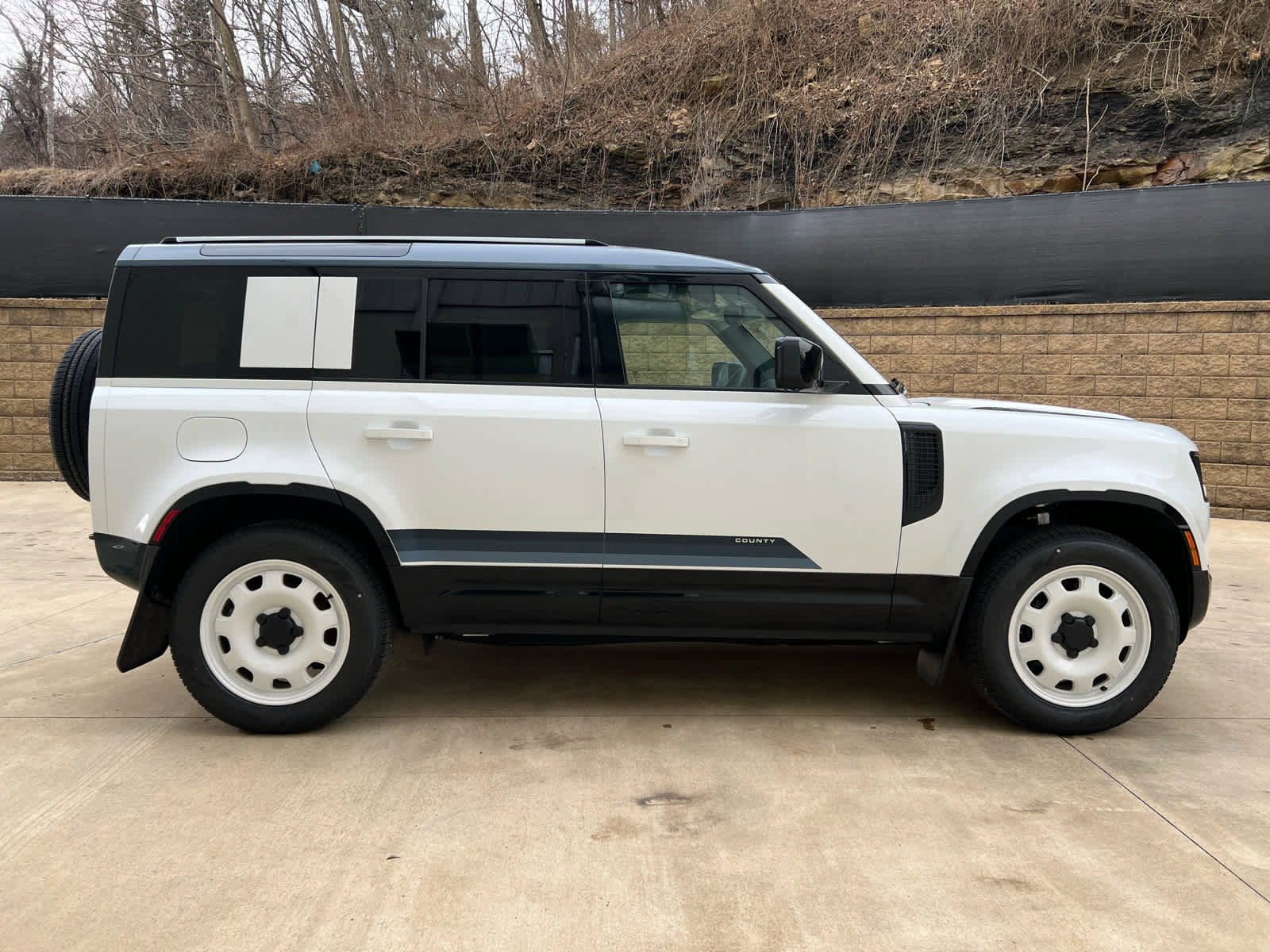 Used 2025 Land Rover Defender 110 S image 7