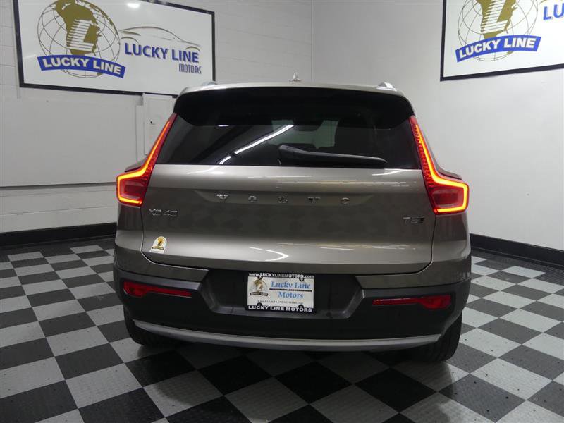 Used 2022 Volvo XC40 T5 Momentum image 8