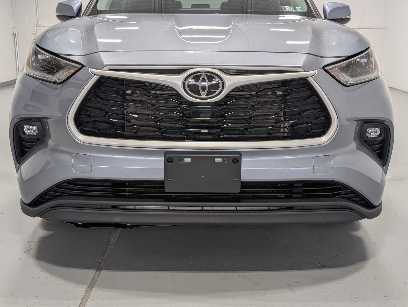 Used 2021 Toyota Highlander XLE AWD/4WD image 2