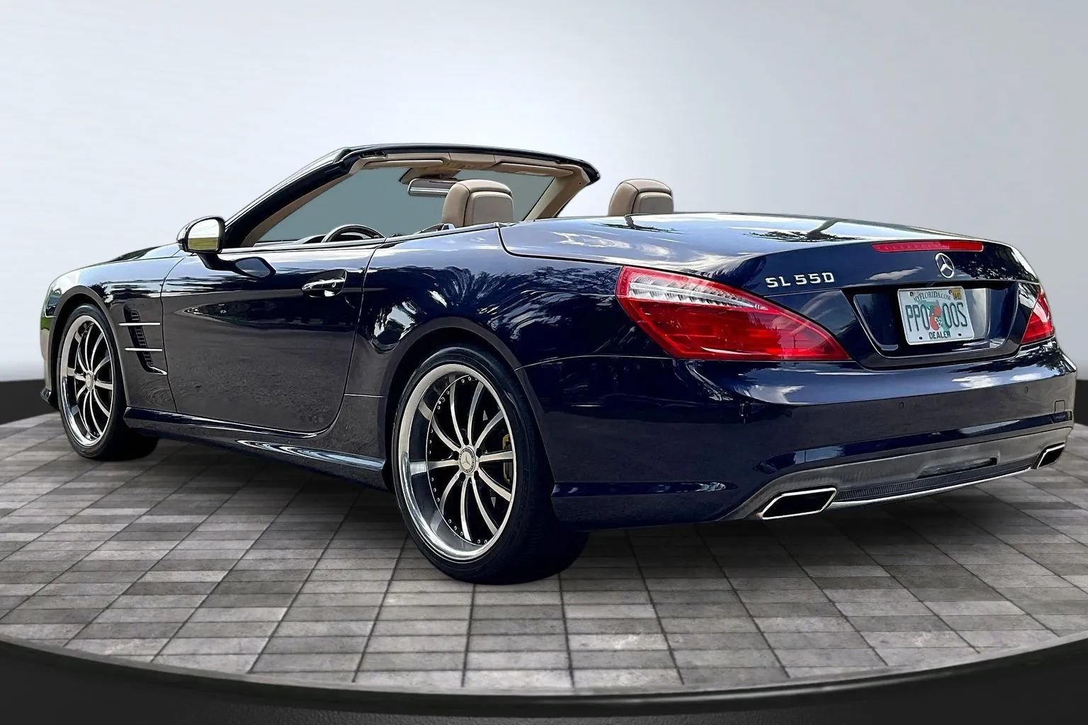 Used 2013 Mercedes-Benz SL 550 w/ Premium Pkg image 4
