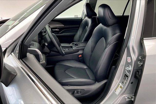 Used 2025 Toyota Grand Highlander AWD image 18
