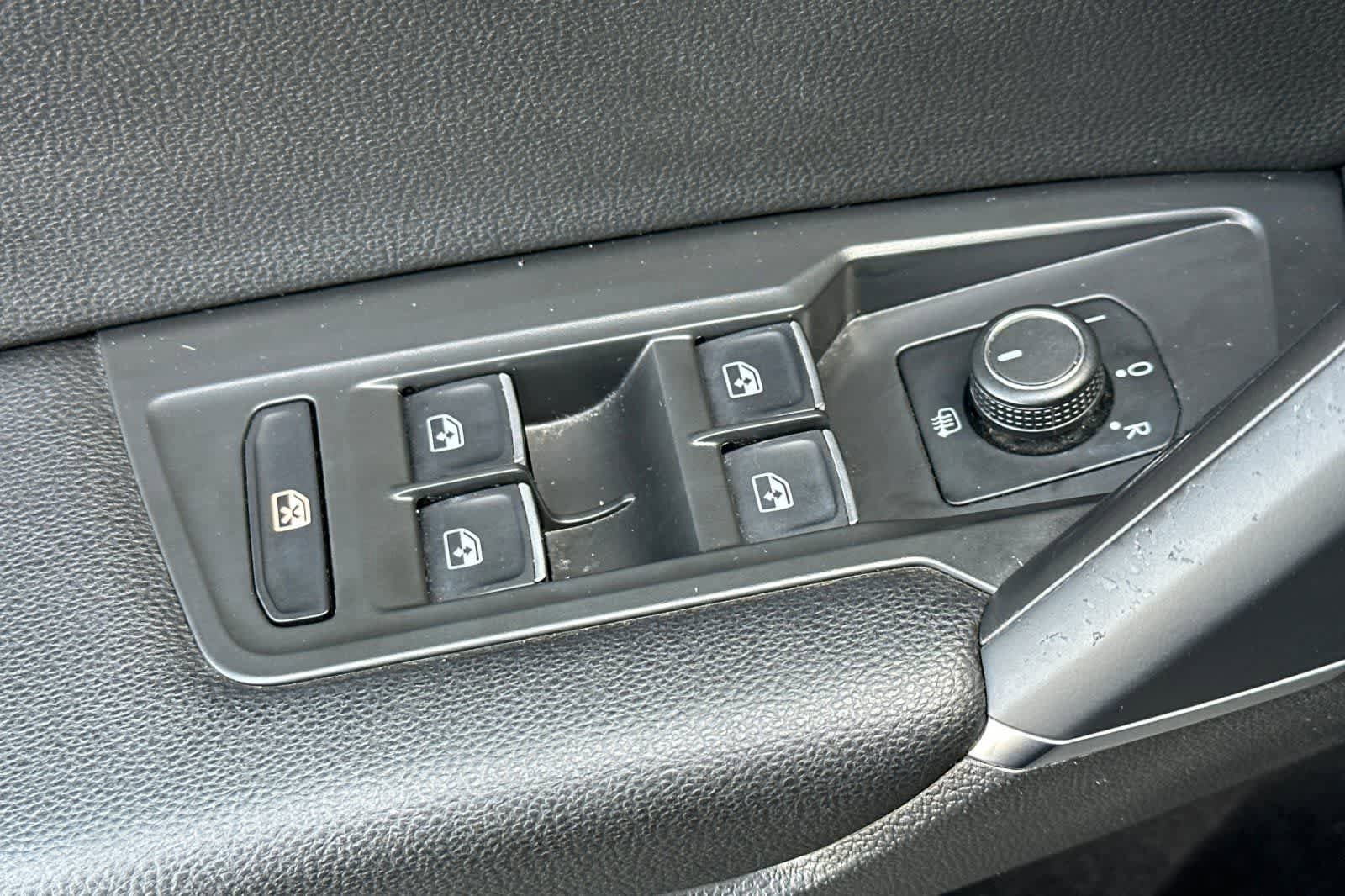 Used 2020 Volkswagen Tiguan SEL FWD image 13