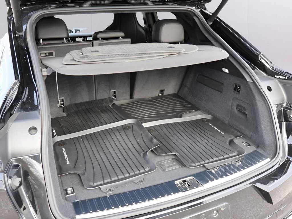Certified 2023 Porsche Cayenne Turbo S AWD/4WD image 18