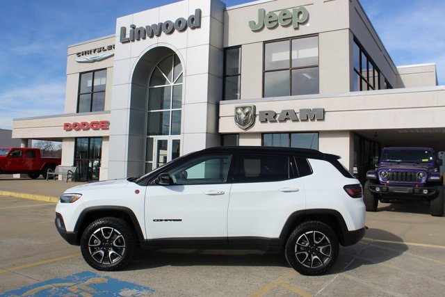 Used 2025 Jeep Compass Trailhawk w/ Trailhawk Elite Group image 2