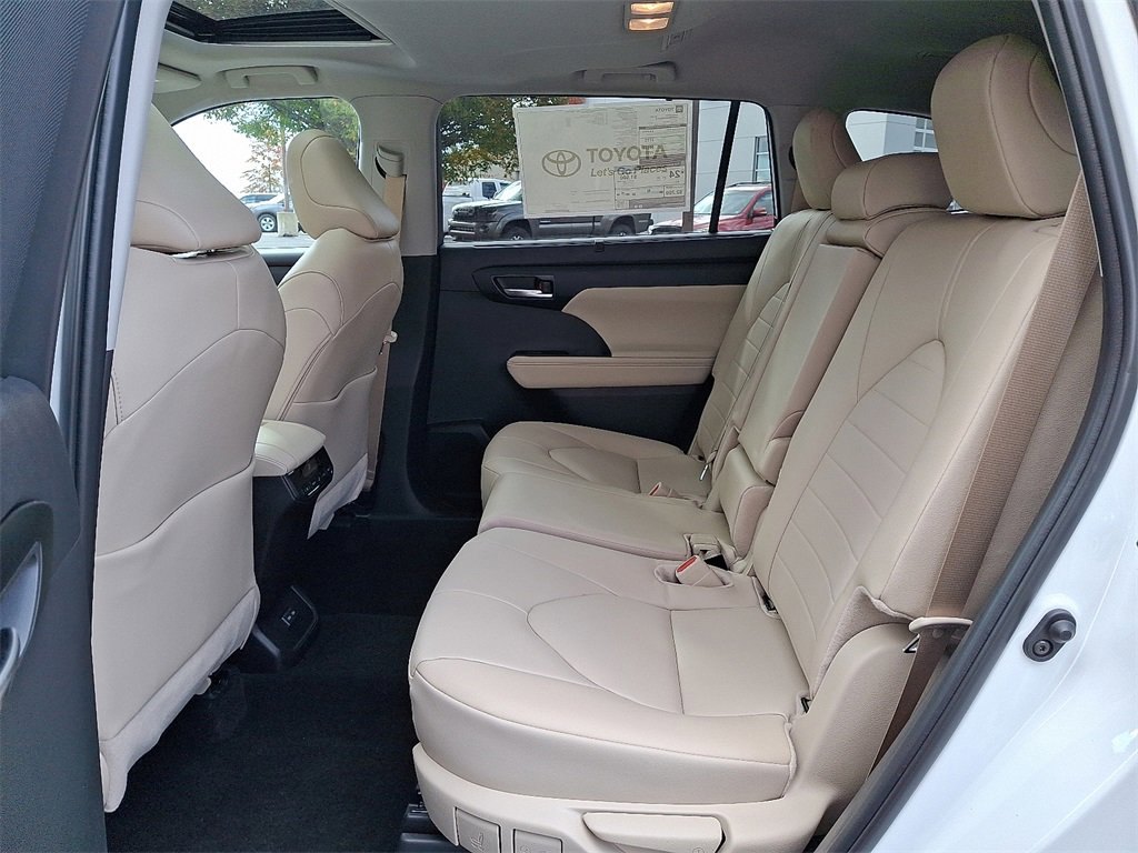 New 2025 Toyota Highlander XLE image 6