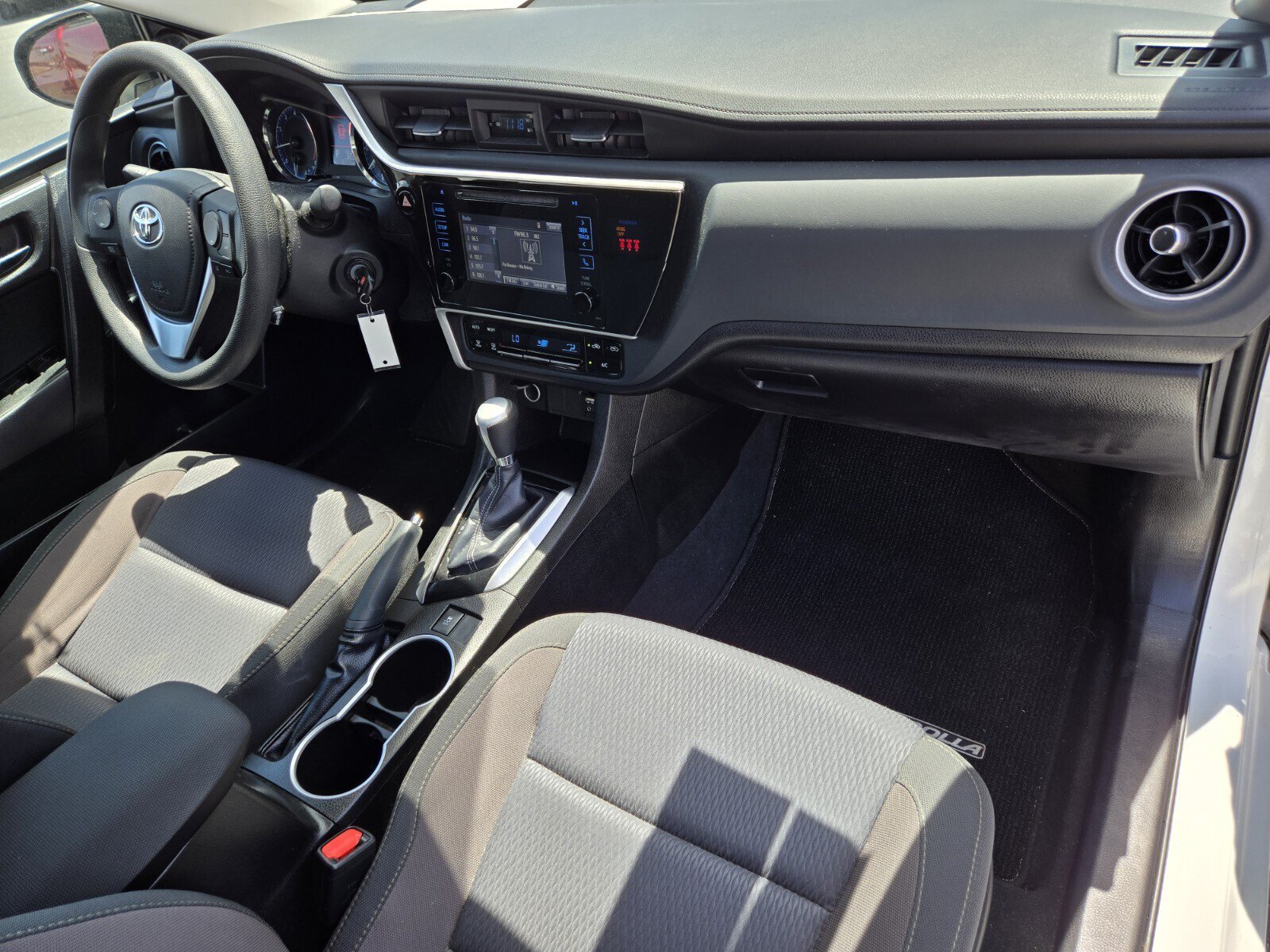 Used 2018 Toyota Corolla LE w/ Carpet Mat Package (TMS) FWD image 13