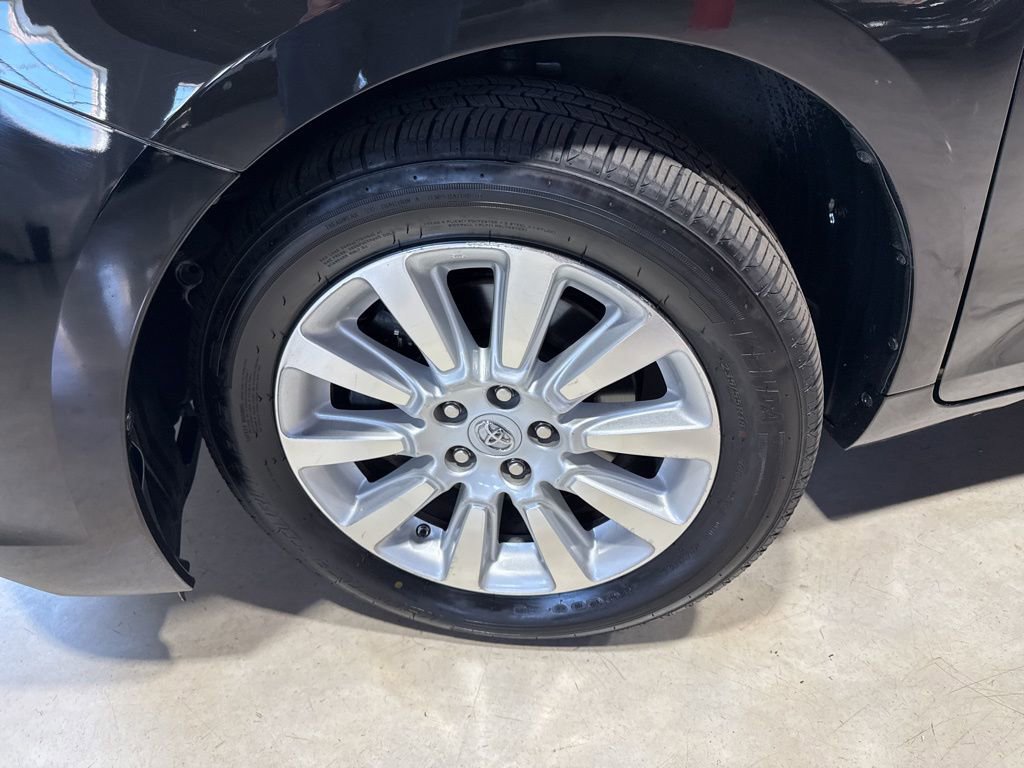 Used 2012 Toyota Sienna XLE w/ Premium Pkg AWD/4WD image 2