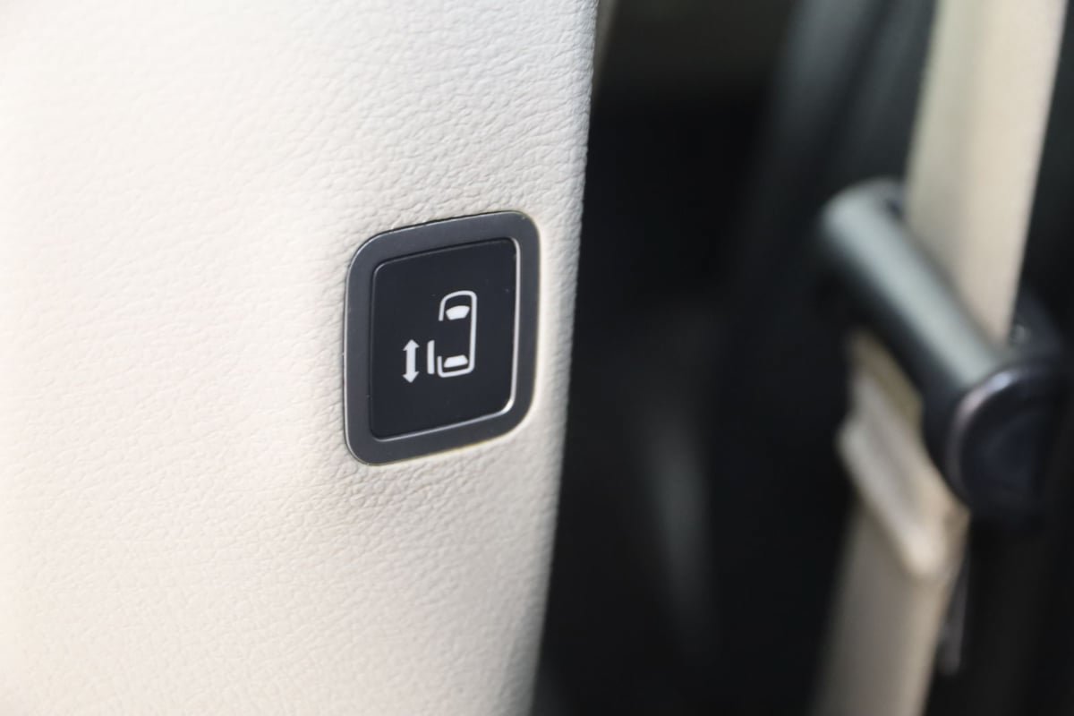 Used 2018 Chrysler Pacifica Touring-L FWD image 46