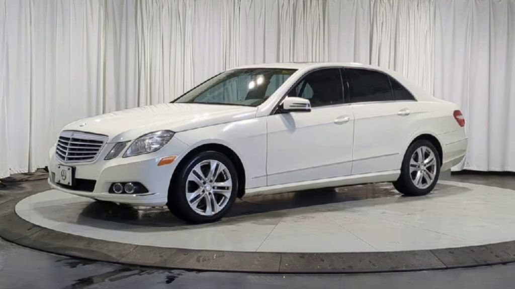 Used 2011 Mercedes-Benz E 350 4MATIC Sedan image 4