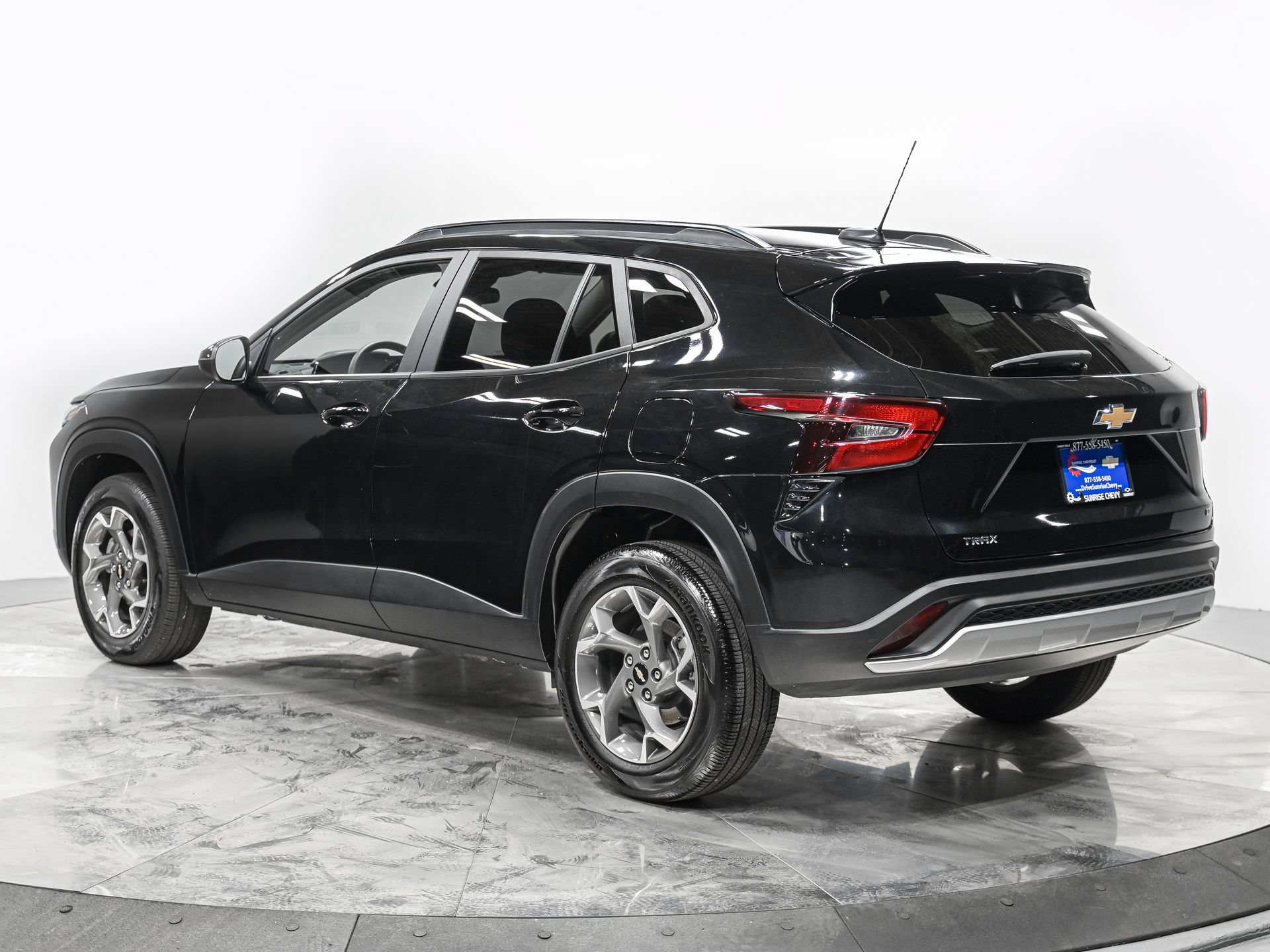 Used 2025 Chevrolet Trax LT FWD image 4