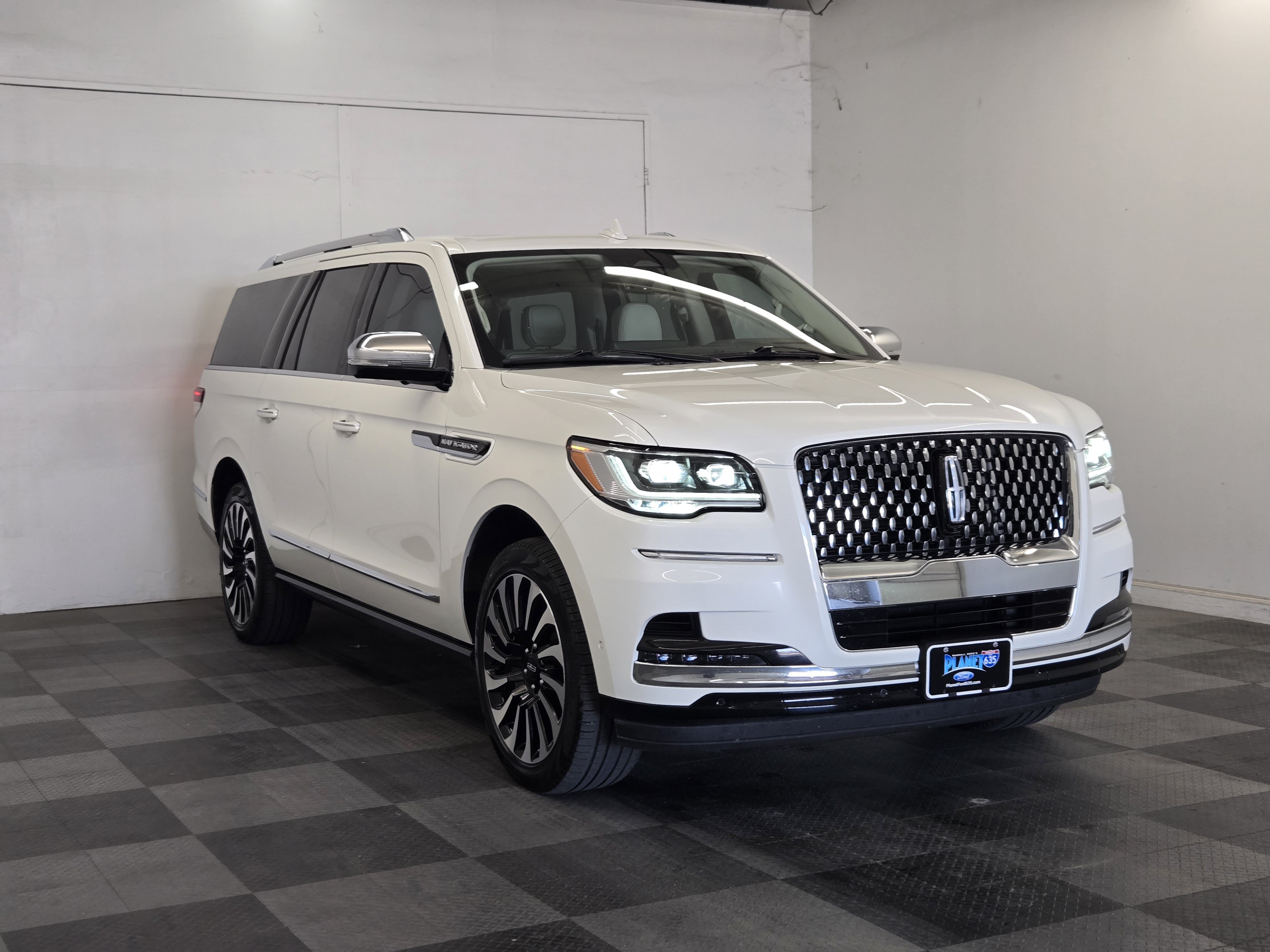 Used 2024 Lincoln Navigator L Black Label AWD/4WD image 2
