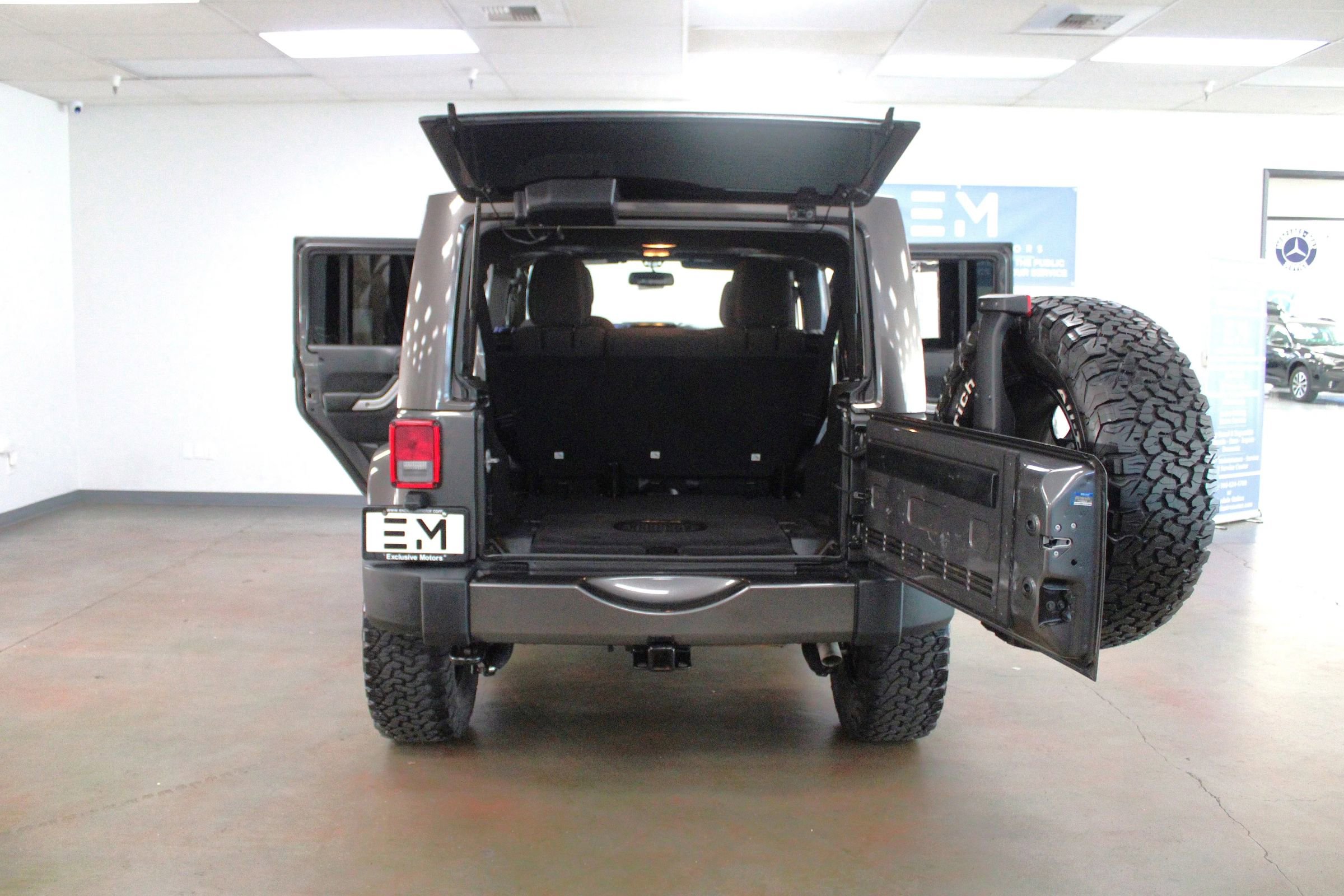 Used 2017 Jeep Wrangler Unlimited Sahara image 8
