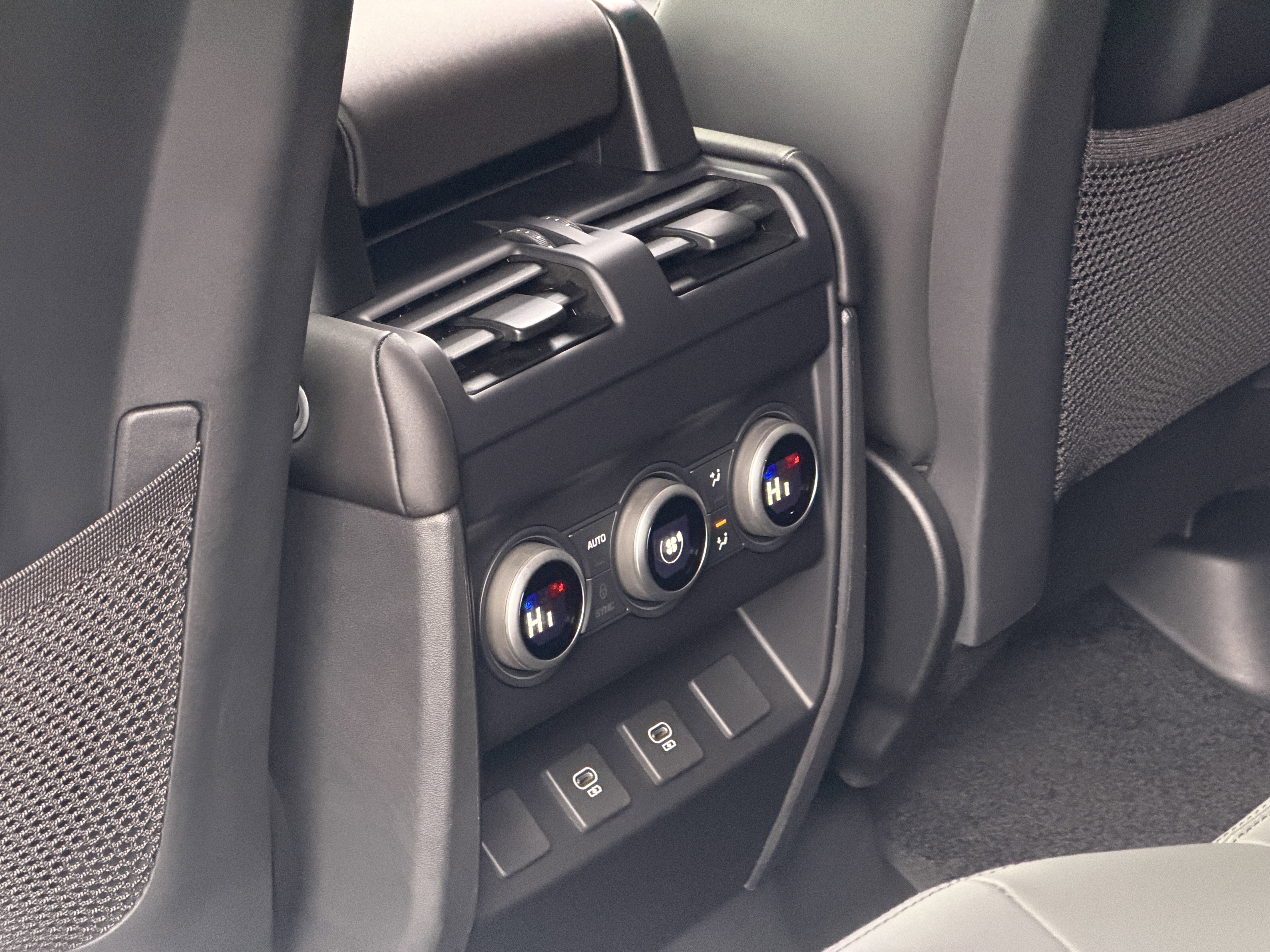 Certified 2025 Land Rover Defender 110 X-Dynamic SE image 17