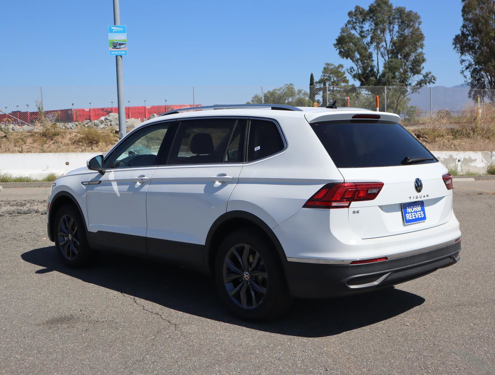 New 2024 Volkswagen Tiguan SE w/ Panoramic Sunroof Package FWD image 3