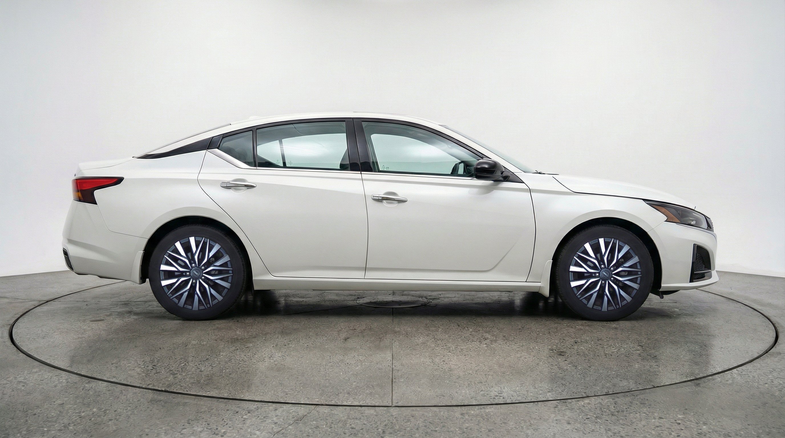 Used 2025 Nissan Altima 2.5 SV FWD image 11