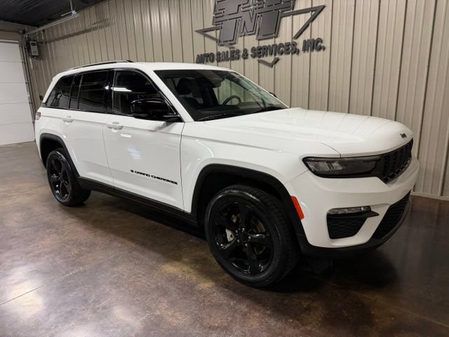 Used 2023 Jeep Grand Cherokee Limited w/ Black Appearance Package AWD/4WD image 6