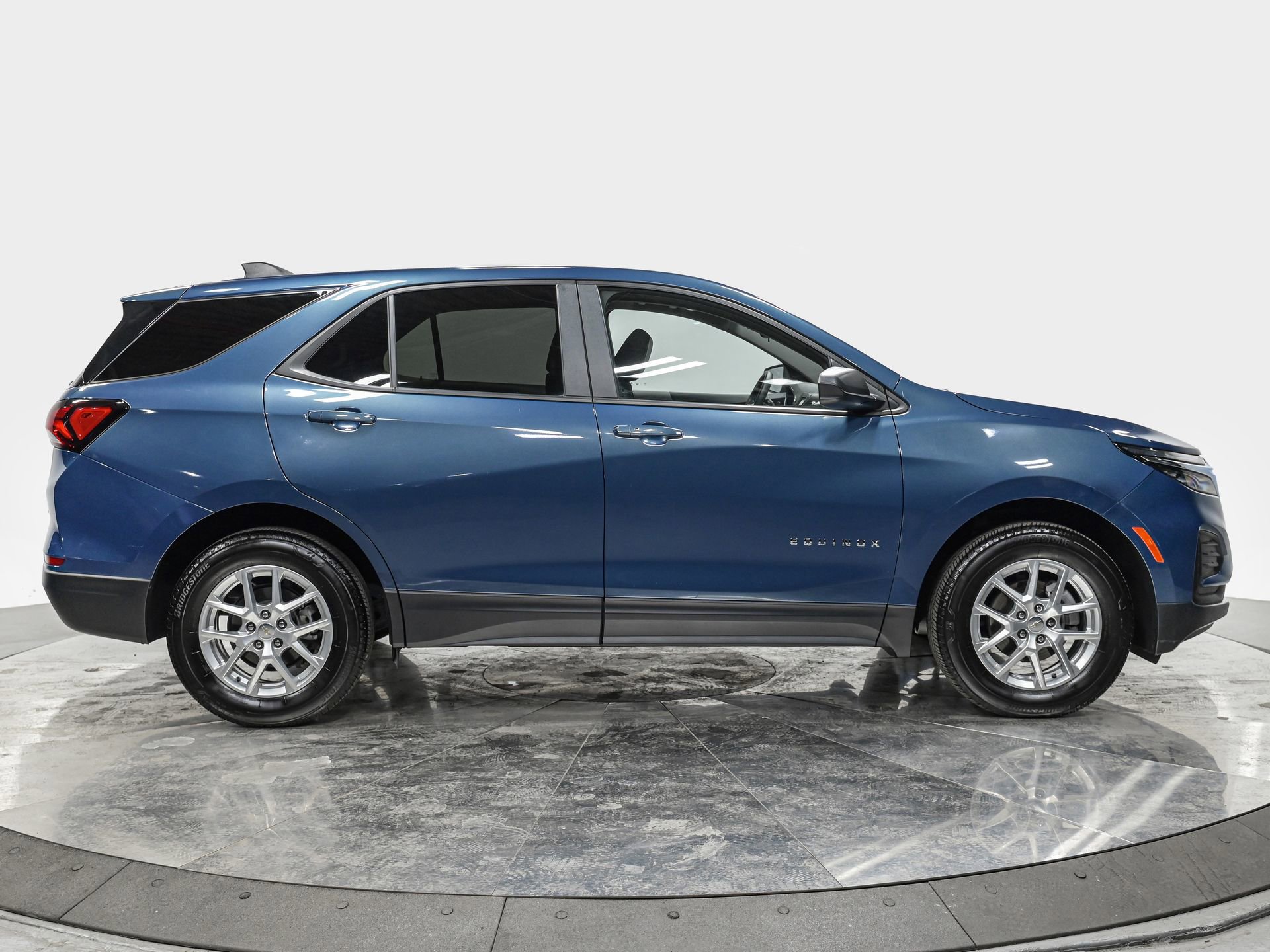 Used 2024 Chevrolet Equinox LS w/ LS Convenience Package image 8