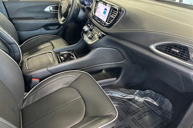 New 2026 Chrysler Pacifica Limited w/ Uconnect Theater Family Group image 14