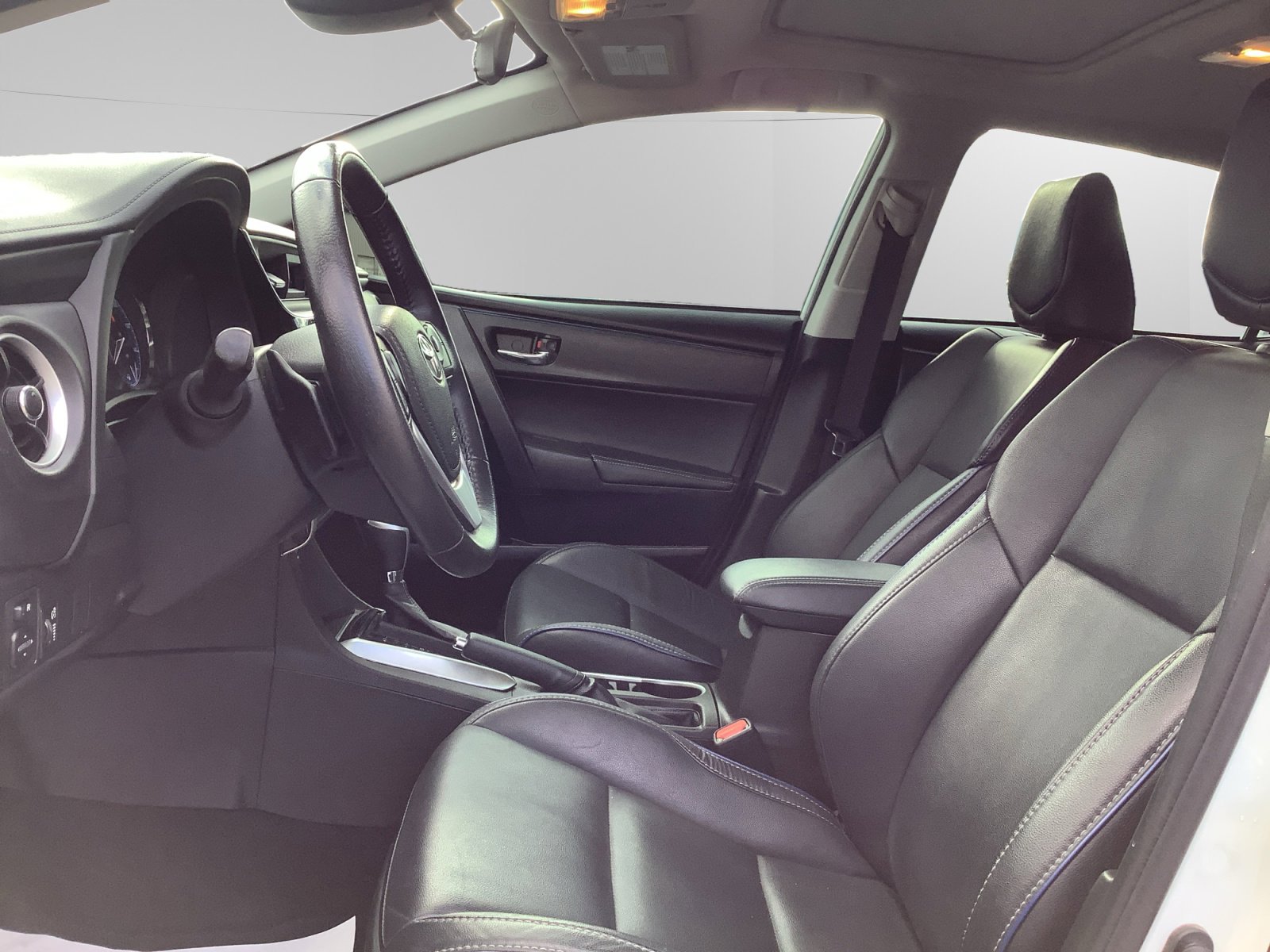 Used 2017 Toyota Corolla XSE image 9