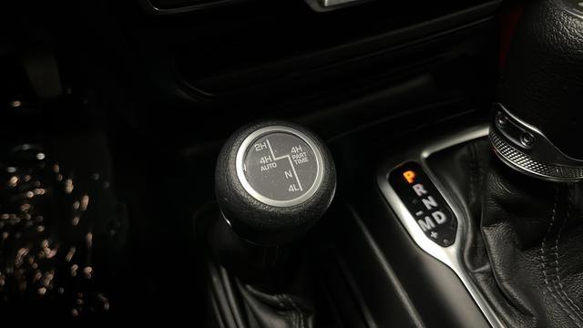 Used 2022 Jeep Wrangler Unlimited Sahara w/ Cold Weather Group AWD/4WD image 32