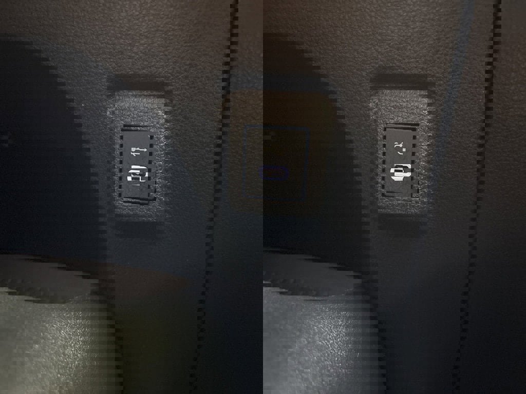 Used 2025 Toyota Corolla LE image 32