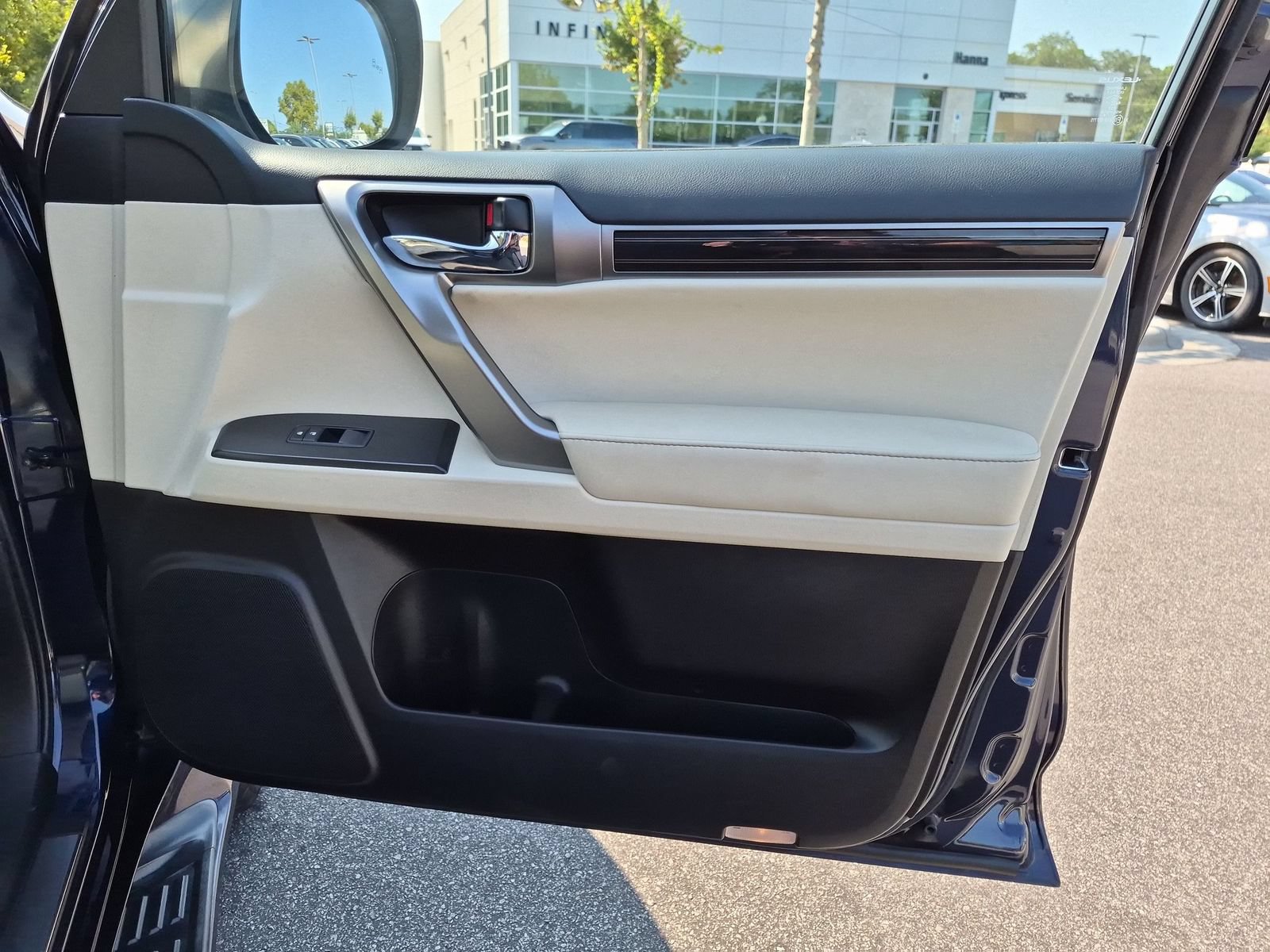 Used 2022 Lexus GX 460 Premium w/ Accessory Package AWD/4WD image 33