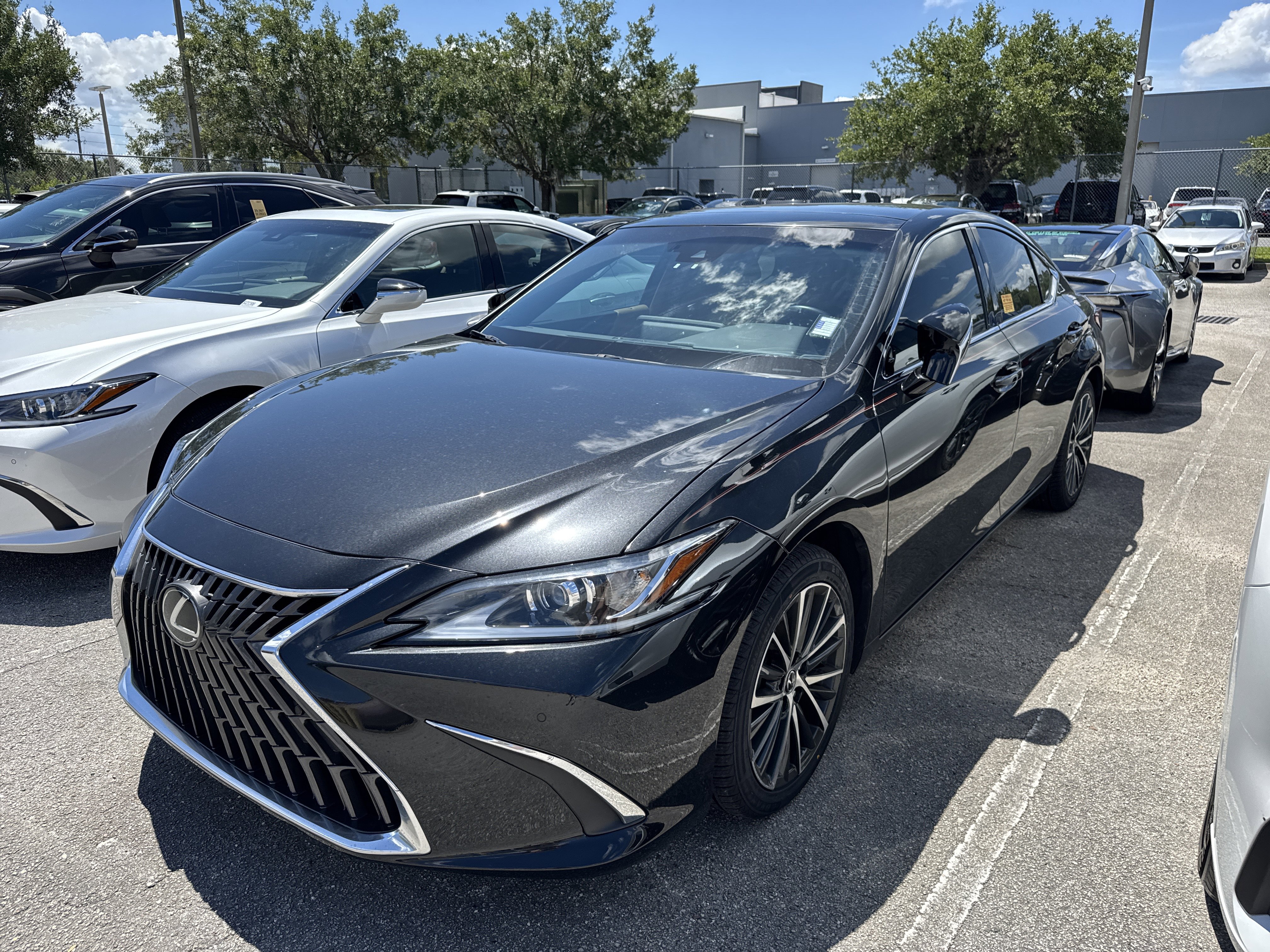 Used 2022 Lexus ES 350 w/ Premium Package FWD image 4