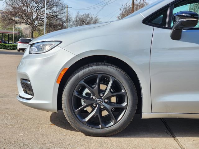 New 2026 Chrysler Pacifica Select w/ S Appearance Package FWD image 6
