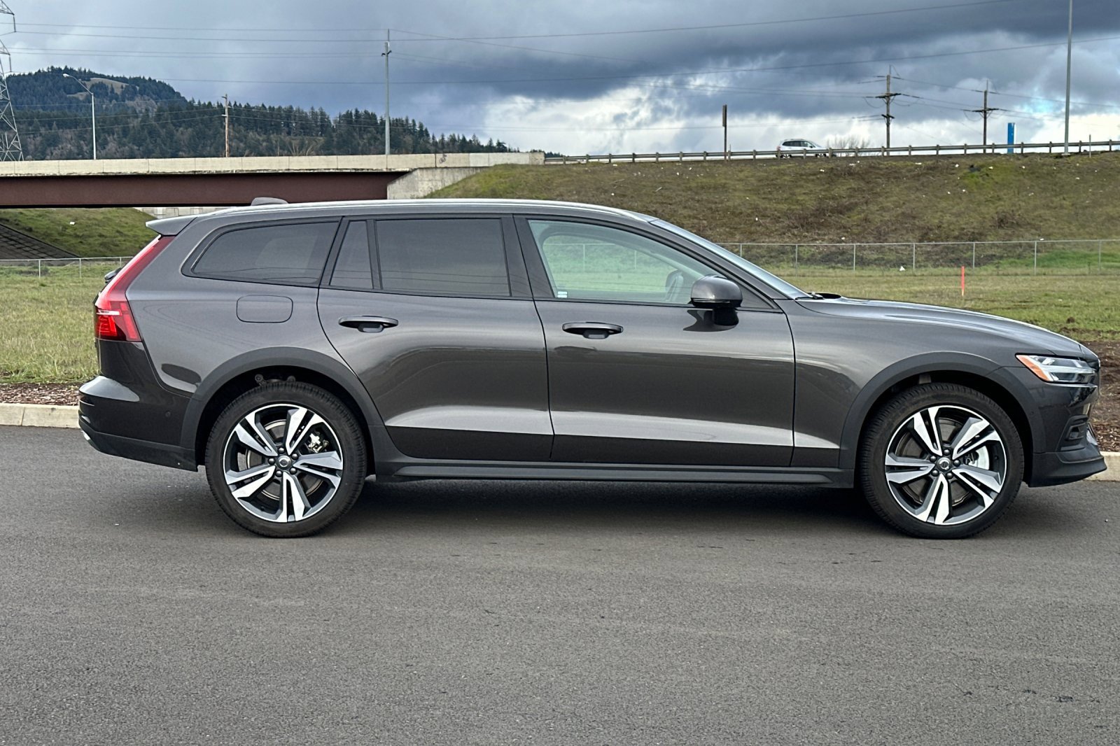 Used 2025 Volvo V60 B5 Cross Country Plus image 2