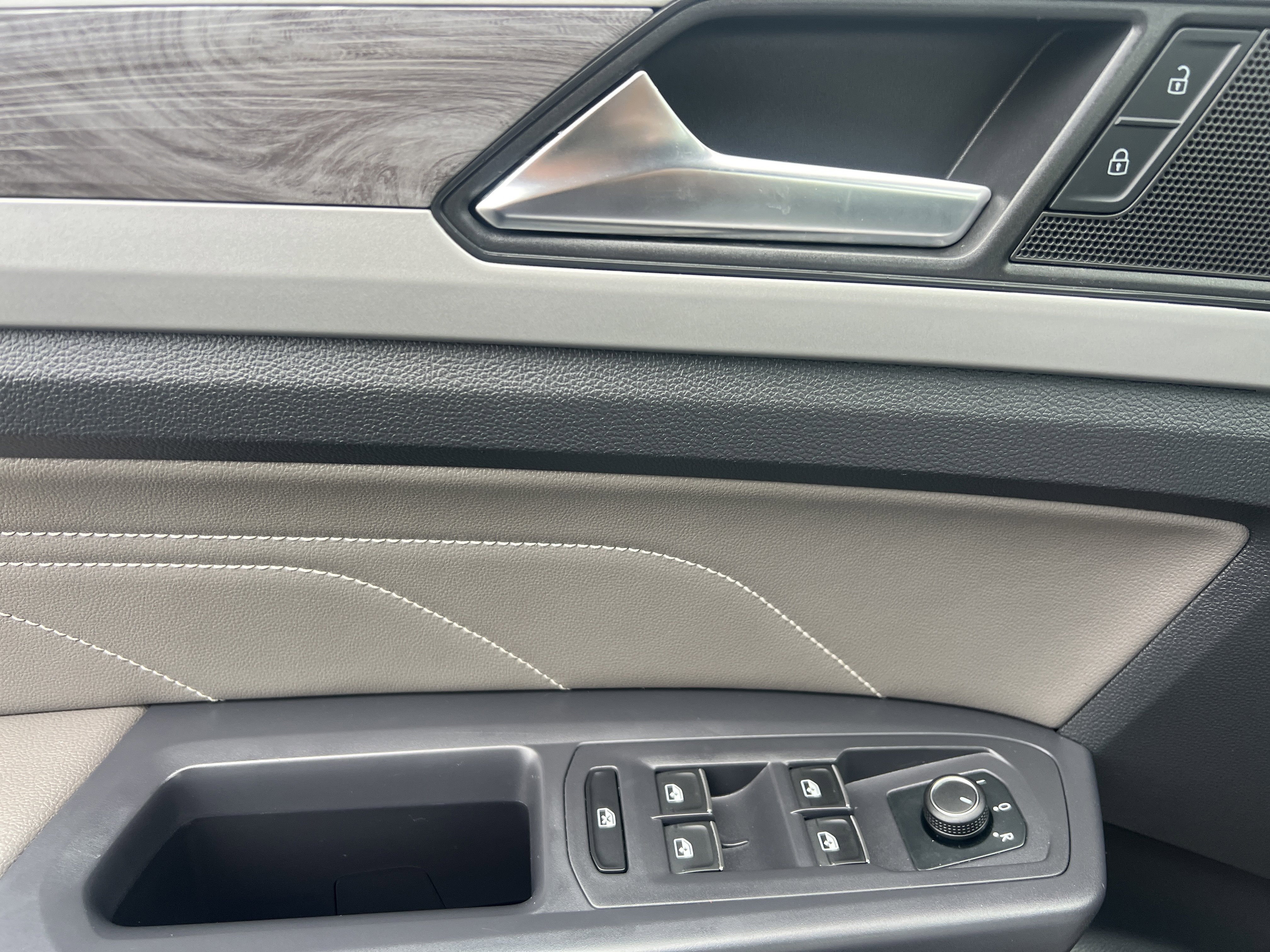 Used 2021 Volkswagen Atlas Cross Sport SE image 22