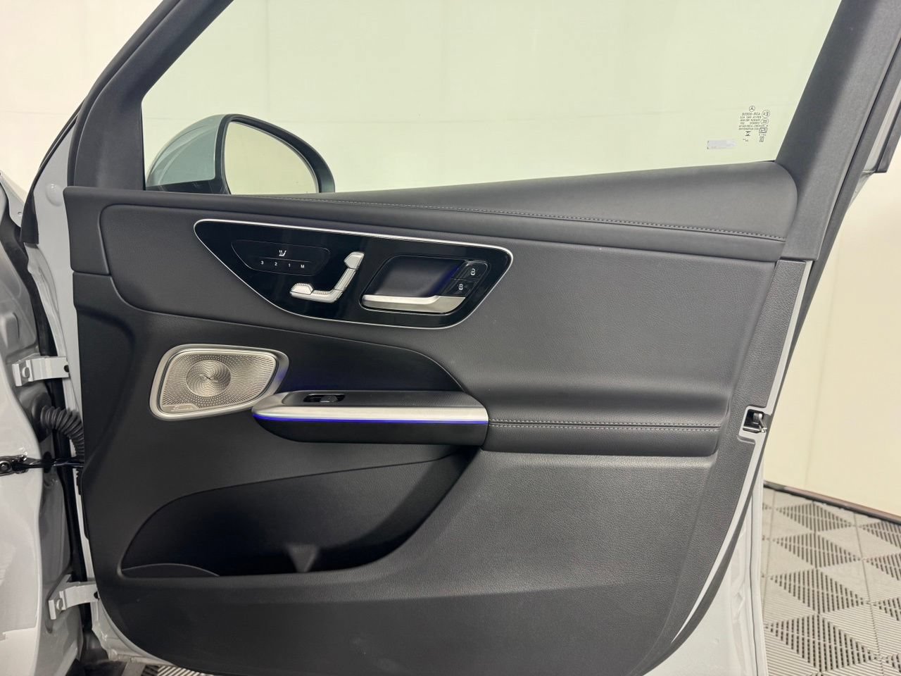 Used 2025 Mercedes-Benz GLC 350e 4MATIC image 33