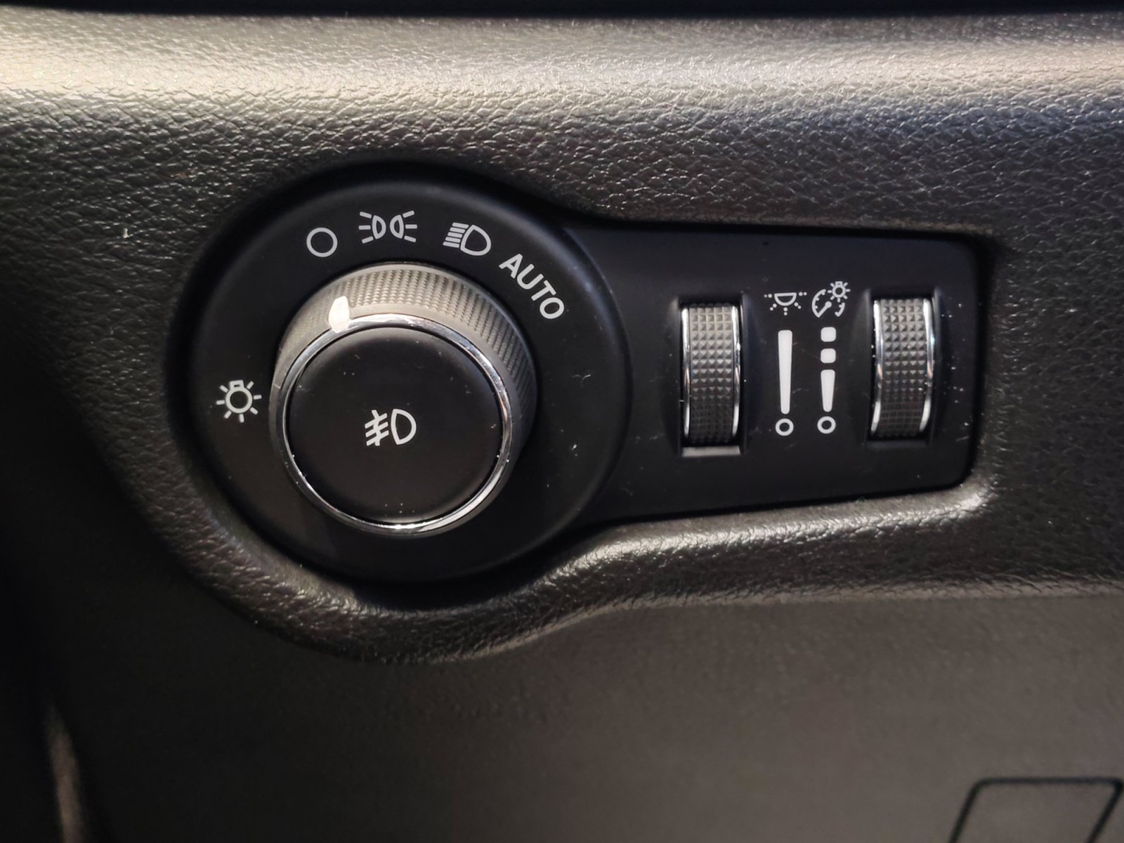 Used 2019 Chrysler Pacifica Limited w/ Advanced Safetytec Group FWD image 27